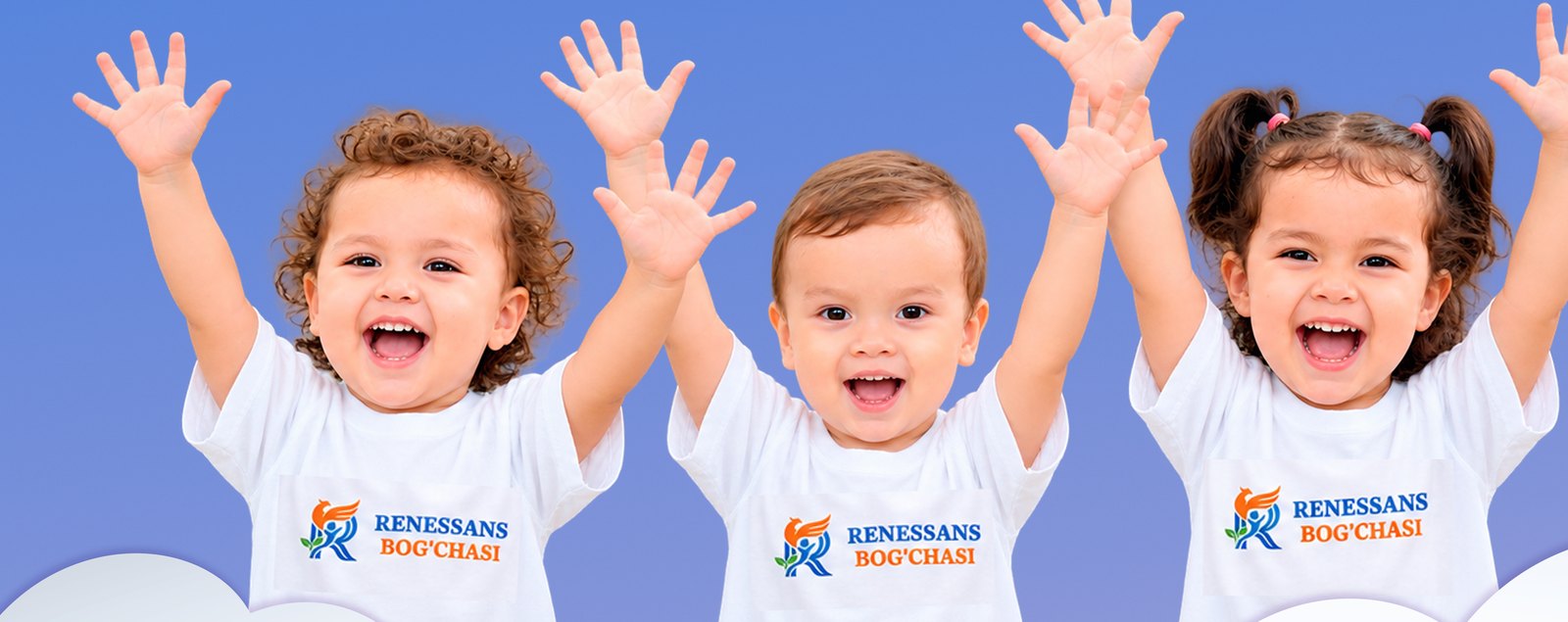 Renessans Bog'chasi kiyimidagi uchta quvnoq bola